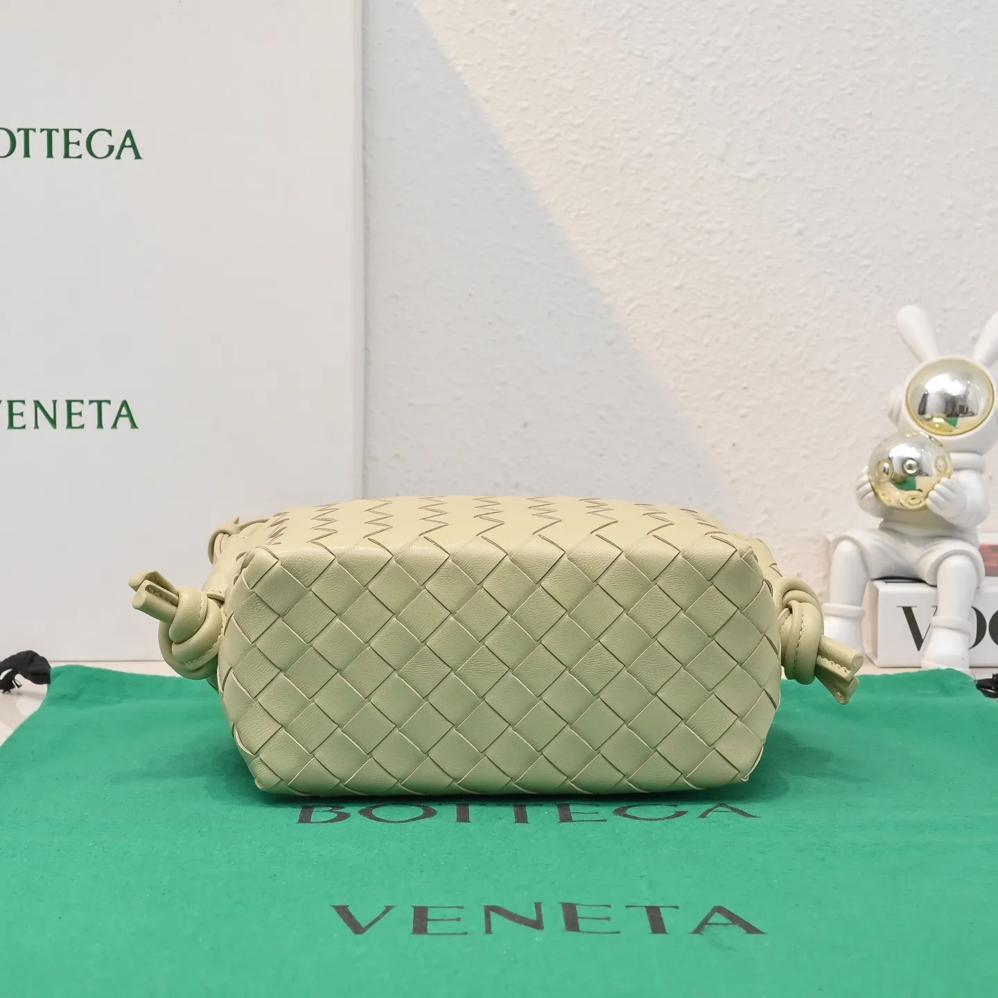Batch 1360 BOTTEGA VENETA new loop is here! ! Many girls who like BV have owned the Loop bag. It has a simple appearance, classic weaving, and a compact and lightweight bag shape. This innovation continues the "camera bag" shape. Unlike the traditional Loop bag, which can only be worn as a crossbody bag, this innovation It can be carried by hand or cross-body, satisfying both the concave shape and daily needs. The oversized buckle can be folded and used as a handle. The sultry heat in summer ☀️ usually reduces people's desires. Having a lightweight bag will greatly enhance the happiness of traveling🫧 Style number: 6615 Size: 19*12*9cm